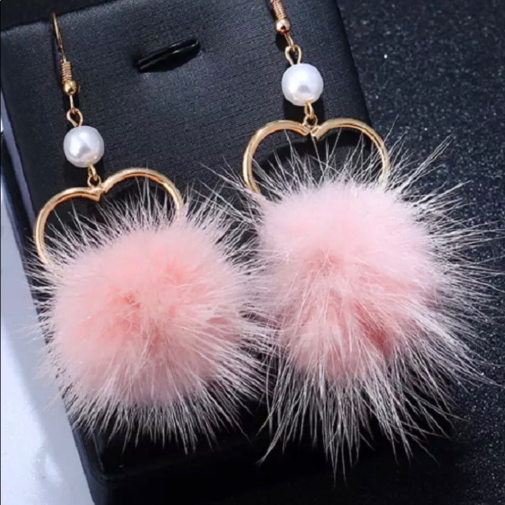 Fur Heart Pearl Pink Pom Pom Earrings New - Picture 1 of 3